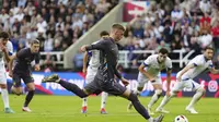 Cole Palmer dari Inggris mencetak gol saat pertandingan sepak bola persahabatan internasional antara Inggris dan Bosnia dan Herzegovina di St. James Park di Newcastle, Inggris, Senin, 3 Juni 2024. (Mike Egerton/PA via AP)