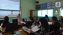 Sejumlah siswa-siswi SMK PB Soedirman jurusan akuntansi melakukan persiapan Uji Sertifikasi Kompetensi (USK) bagi para siswa kelas XII di SMK PB Soedirman, Jakarta, Selasa (6/4/2021). Jumlah murid per hari dibatasi dan dibagi tiga waktu. (Liputan6.com/Herman Zakharia)