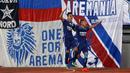Ryuji Utomo dan Raphael Maitimo merayakan gol saat melawan PS TNI pada laga Torabika SC 2016 di Stadion Pakansari, Bogor, Minggu (31/7/2016). (Bola.com/Nicklas Hanoatubun)