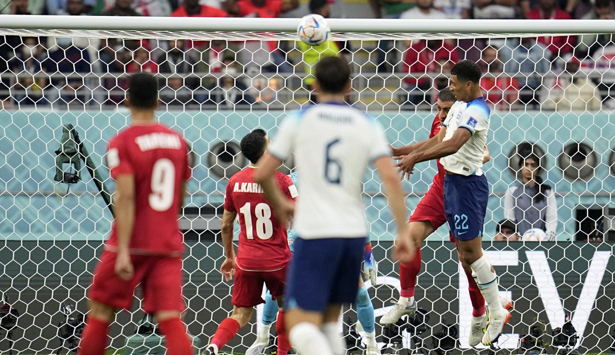 Pada menit ke-35 Three Lions baru berhasil menjebol gawang Timnas Iran yang dikawal kiper kedua mereka, Hossein Hosseini lewat sundulan kepala Jude Bellingham yang mengarah ke tiang jauh usai menerima umpan Luke Shaw. (AP/Abbie Parr)