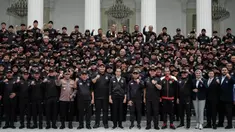 Presiden RI Joko Widodo (tengah) bersama para atlet dan official tim berfoto bersama dalam upacara pelepasan kontingen Indonesia ke Asian Games ke-19 di Istana Kepresidenan di Jakarta pada Selasa 19 September 2023. (Yasuyoshi CHIBA/AFP)