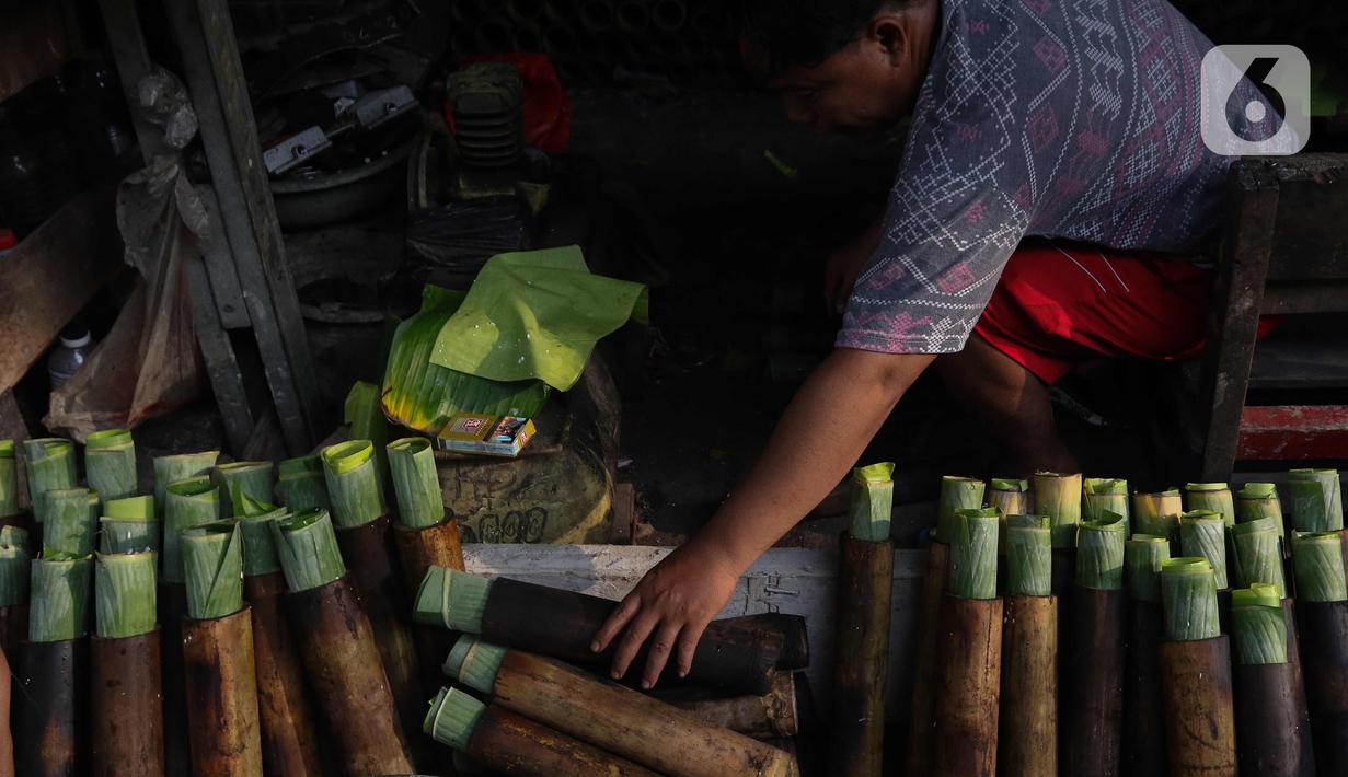 Memasak lemang memakan waktu yang tidak sedikit. Butuh waktu 4 sampai 6 jam untuk memanggang lemang agar matang sempurna. (Liputan6.com/Herman Zakharia)