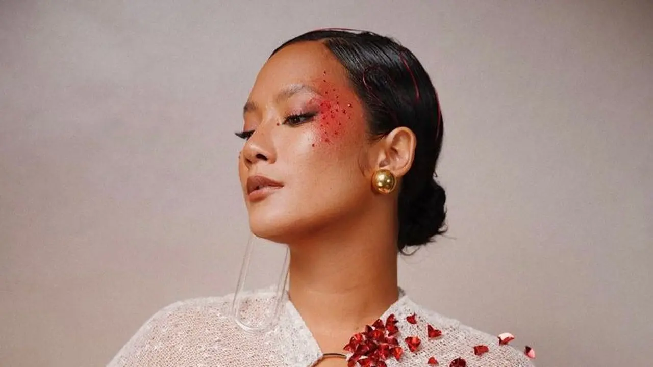 Potret Detail Makeup Dramatis Tara Basro dengan Percikan Darah di Gala Premiere Pengabdi Setan 2