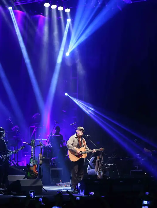 Iwan Fals membuka konser dengan menyanyikan lagu hitsnya yang berjudul Pesawat Tempur yang sukses menyulut adrenalin para penonton. (Nurwahyunan/Bintang.com)