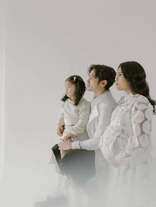 Dalam pemotretan pertama yang bertema minimalis, Gya, Tarra, dan Kalea pun tampil kompak dengan busana serba putih.(Instagram/gyaps).