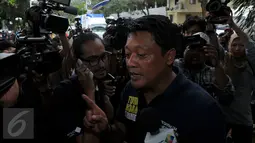 Direskrimum, Kombes Pol  Krishna Murti (tengah) saat memberikan keterangan pers di Polda Metro Jaya, Jakrta, (30/1). Untuk menetapkan Jessica menjadi tersangka pihaknya telah bekerja keras hingga menemukan bukti yang kuat. (Liputan6.com/ Faisal R Syam)