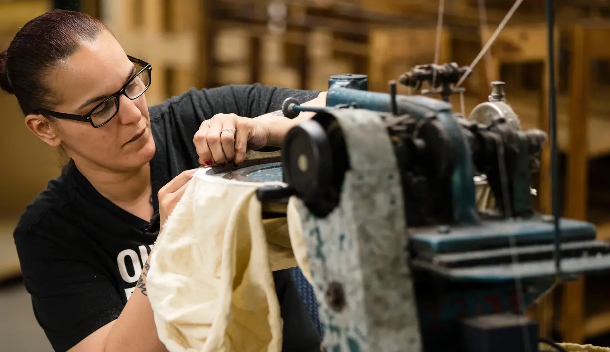 Amaryllis Garman mengambil bagian dalam pembuatan topi Kangol Bollman Hat Company di Adamstown, Pa., (1/5). Perusahaan berlogo kangguru ini merupakan produsen topi Kangol tertua di dunia. (AP Photo / Matt Rourke)
