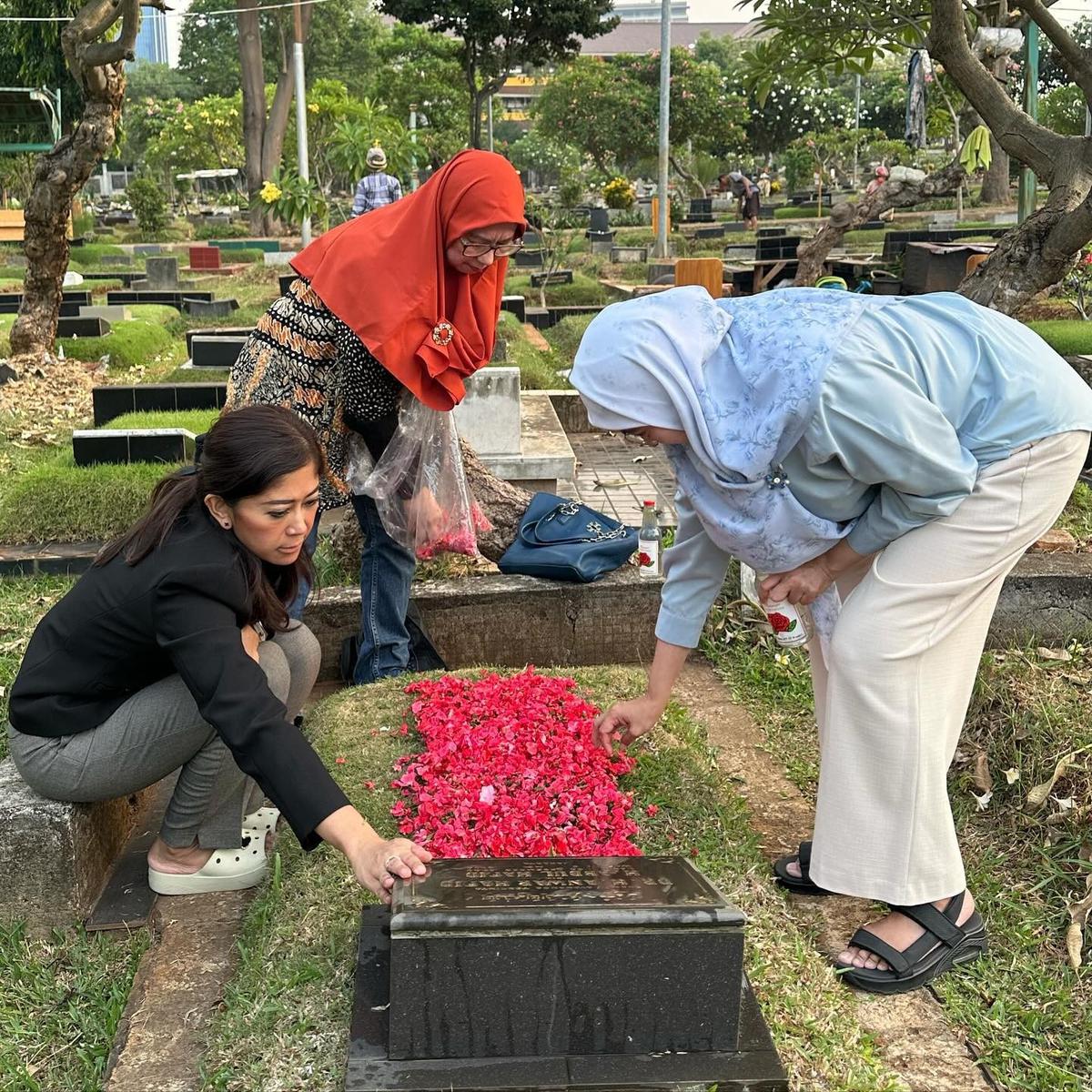 Sebelum Dilantik Jadi Menteri, Potret Meutya Hafid Ziarah Kubur Ortu 'Tetap Sehat
