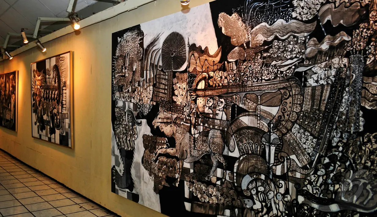 Sejumlah lukisan karya Sri Warso Wahono dipajang saat pameran tunggal bertema 'Jakarta 18', Jakarta, Senin (18/5/2015). Pengambilan tema 'Jakarta 18' sendiri berasal dari jumlah pameran tunggal yang telah dilakoni Sri Warso. (Liputan6.com/Yoppy Renato)