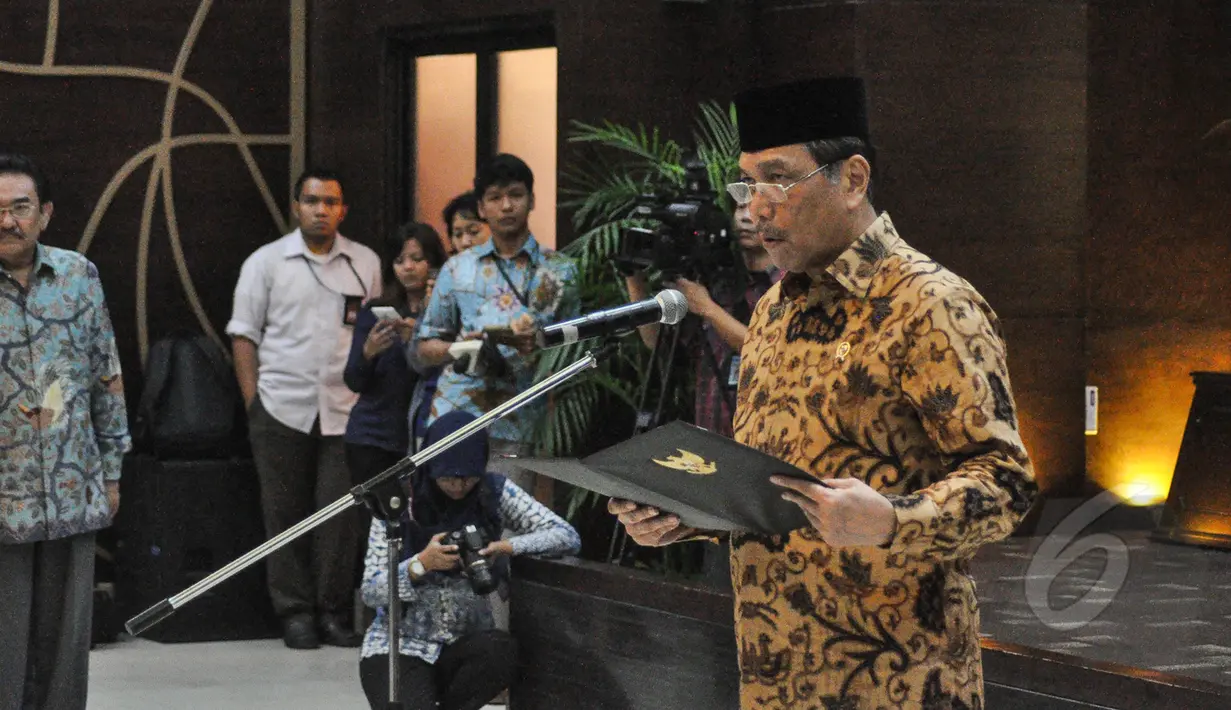 Kepala Staf Kepresidenan, Luhut Binsar Pandjaitan membacakan sumpah jabatan kepada Deputi dan Staf Khusus Kantor Staf Kepresidenan di Auditorium Gedung III Sekretariat Negara, Jakarta, Kamis (2/4/2015). (Liputan6.com/Faizal Fanani)
