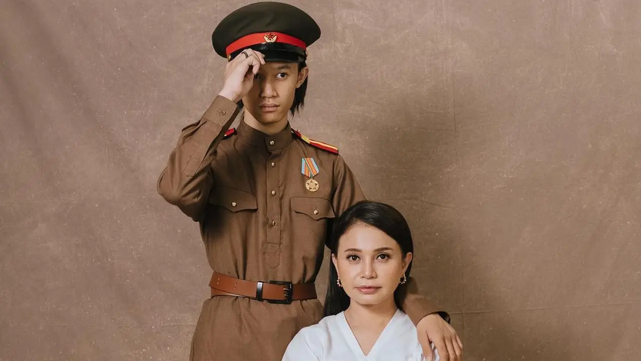 9 Potret Tampan Rizky Langit Ramadhan, Putra Semata Wayang Rossa yang Gemar Bergaya Kasual
