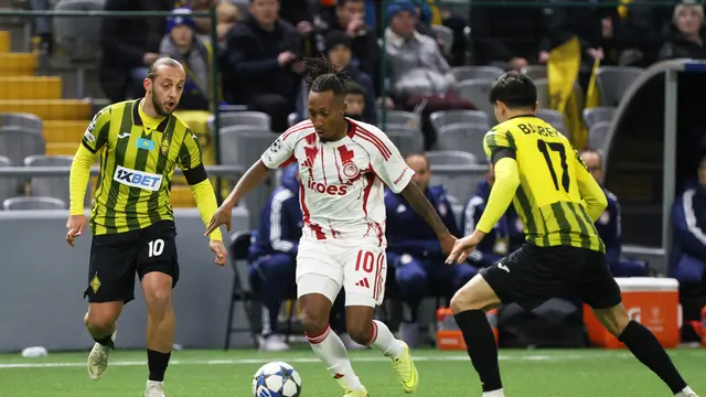 Gelson Martins berebut bola dengan Giorgi Zaria dan Olzhas Baibek