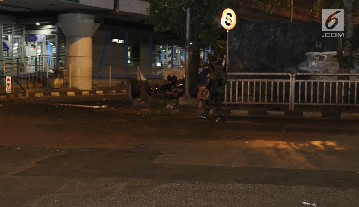 Tim Gegana melakukan penyisiran di sekitar lokasi ledakan Kampung Melayu, Jakarta, Rabu (24/5). Petugas menemukan potongan tubuh saat melakukan penyisiran di sekitar lokasi ledakan. (Liputan6.com/ Angga Yuniar)