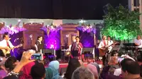 Dalam acara pernikahan putri mensesneg Pratikno, sejumlah menteri Kabinet Kerja beraksi di atas panggung membentuk band bernama Elek Yo Band. (Ist)