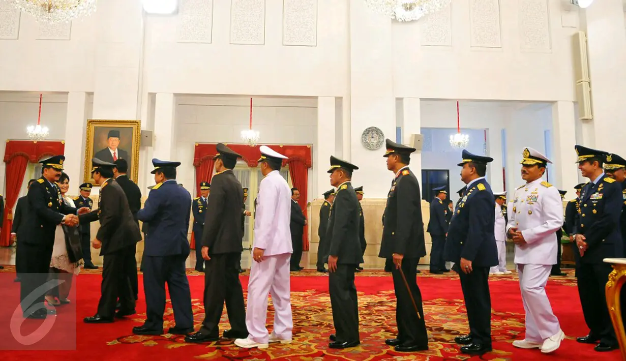 Sejumlah rekan memberikan ucapan selamat kepada Marsekal Madya Hadi Tjahjanto yang dilantik oleh Presiden Jokowi sebagai Kasau yang baru, Jakarta, Rabu (18/1). (Liputan6.com/Angga Yuniar) 