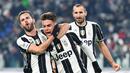 Ekspresi pemain Juventus, Paulo Dybala (kanan) saat merayakan golnya ke gawang Bologna bersama Miralem Pjanic pada laga Serie A di Juventus Stadium, Turin, (8/1/2017). Juventus menang 3-0.  (EPA/Di Marco)