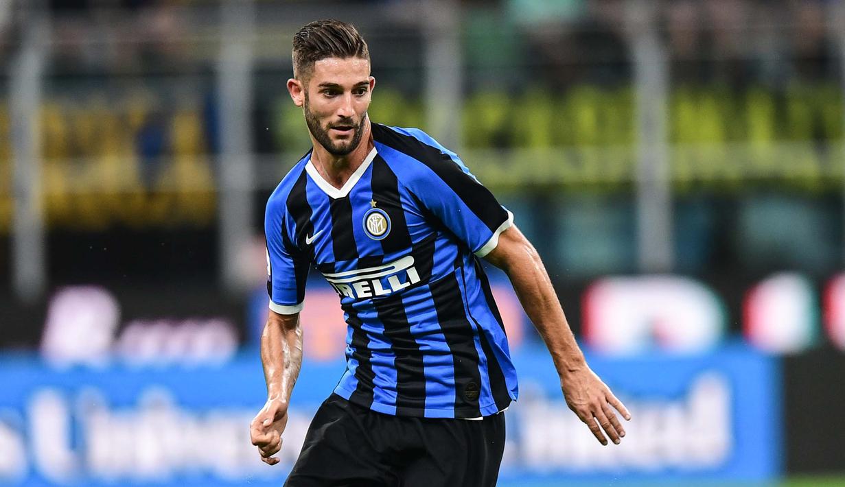 5. Roberto Gagliardini  - Pria asal Italia ini sempat menjadi buruan pelatih AC Milan, Stefano Pioli. Melihat Gagliardini sulit meraih tempat di skuat utama Antonio Conte membuatnya kembali ingin dibawa Pioli ke San Siro. (AFP/Miguel Medina)