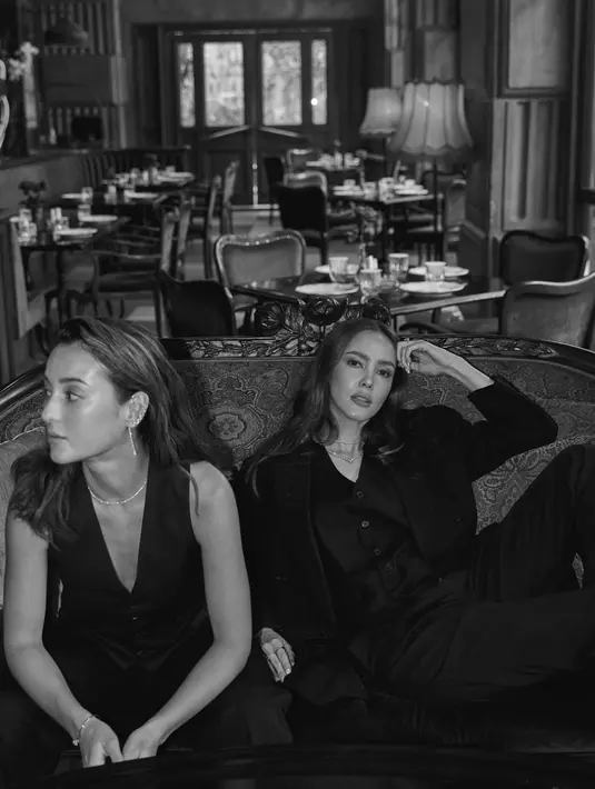 Menghadirkan gaya kasual glam, keduanya kompak dalam balutan penuh pernyataan bernuansa hitam.  [Foto: Julie Estelle]