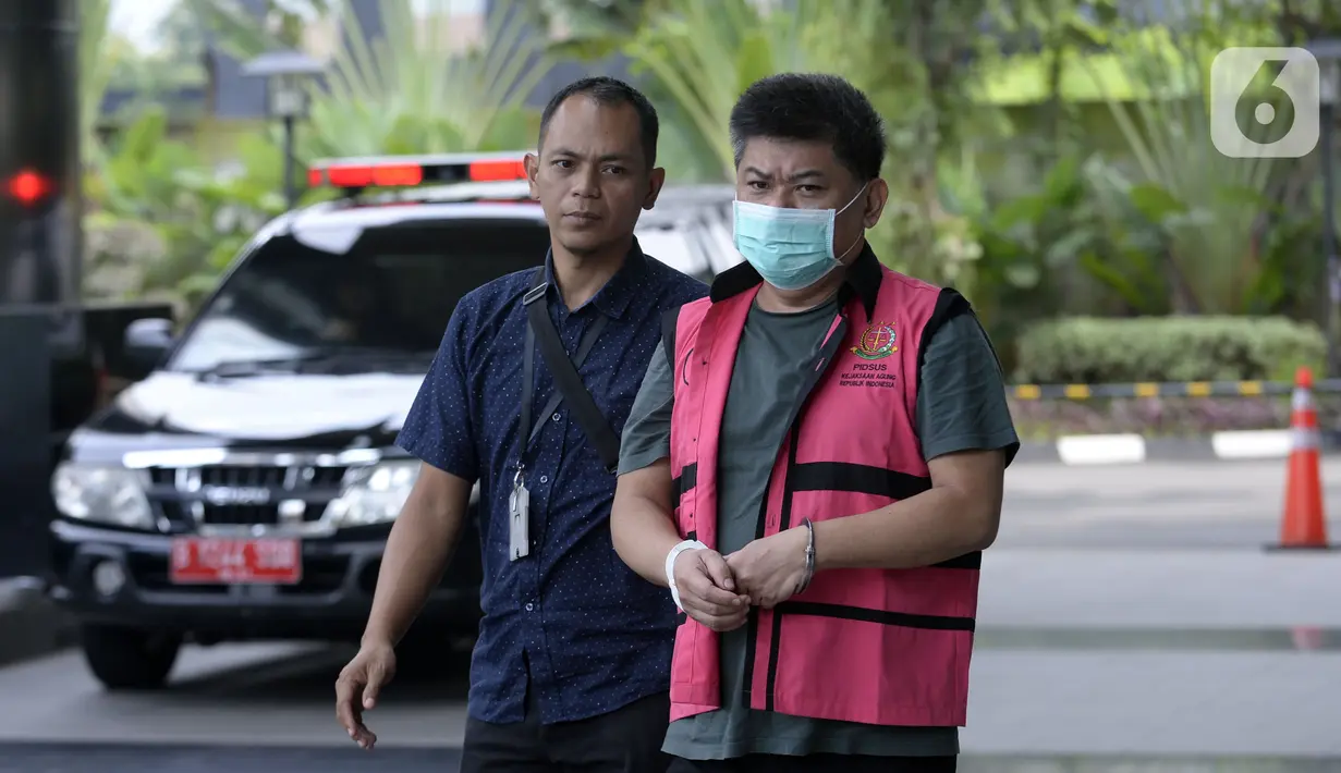 Presiden Komisaris PT Trada Alam Minera Tbk Heru Hidayat (kanan) tiba di Gedung KPK, Jakarta, Selasa (17/3/2020). Heru diperiksa sebagai tersangka terkait dugaan korupsi di PT Asuransi Jiwasraya (Persero) dengan kerugian negara diperkirakan mencapai Rp 13,7 T. (merdeka.com/Dwi Narwoko)