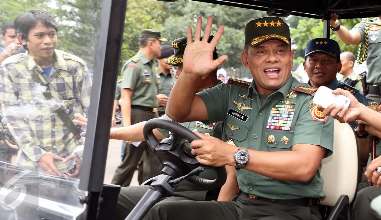 Panglima TNI, Jenderal Gatot Nurmantyo usai menghadiri perayaan Natal Bersama TNI di GOR Ahmad Yani, Mabes TNI, Jakarta, Rabu (11/1). 3.000 prajurit dan PNS hadir dalam perayaan Natal Bersama TNI tahun 2016. (Liputan6.com/Helmi Fithriansyah)