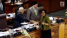 Menkeu Sri Mulyani menyerahkan berkas laporan kepada pimpinan DPR dalam Rapat Paripurna di Kompleks Parlemen, Jakarta, Kamis (27/7). Rapat mengambil keputusan persetujuan aturan intip rekening dari Perppu Nomor 1/2017 menjadi UU (Liputan6.com/Johan Tallo)