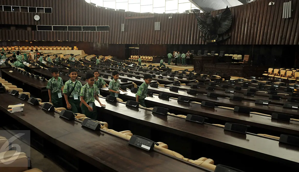Siswa SD Al-Azhar Kebayoran Lama melakukan kunjungan ke kompleks Parlemen, Jakarta, Kamis (5/11/2015). Kunjungan ke Gedung DPR dalam rangka study tour dan pemahaman materi pelajaran tentang trias politica. (Liputan6/Johan Tallo)