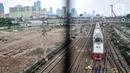 Rangkaian kereta saat melintas di dekat lokasi perluasan Stasiun Tanah Abang, Jakarta, Selasa (2/5/2023). (merdeka.com/Iqbal S. Nugroho)
