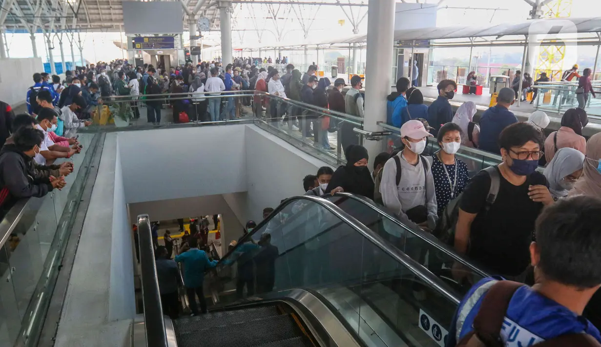 Sejumlah penumpang menaiki eskalator saat penerapan switch over (SO) ke-5 di Stasiun Manggarai, Jakarta, Senin (30/5/2022). Penerapan switch over (SO) atau peralihan sistem persinyalan ke-5 itu membuat terjadinya penumpukan penumpang di peron kereta karena terdapat perubahan rute perjalanan KRL. (Liputan6.com/Herman Zakharia)