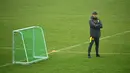 Pelatih Borrusia Dortmund, Edin Terzic menyaksikan pemainnya berlatih di tempat latihan tim di Dortmund, Jerman barat (9/3/2021). Dortmund sebelumnya berhasil mengalahkan Sevilla dengan skor 3-2 di leg pertama. (AFP/Ina Fassbender)