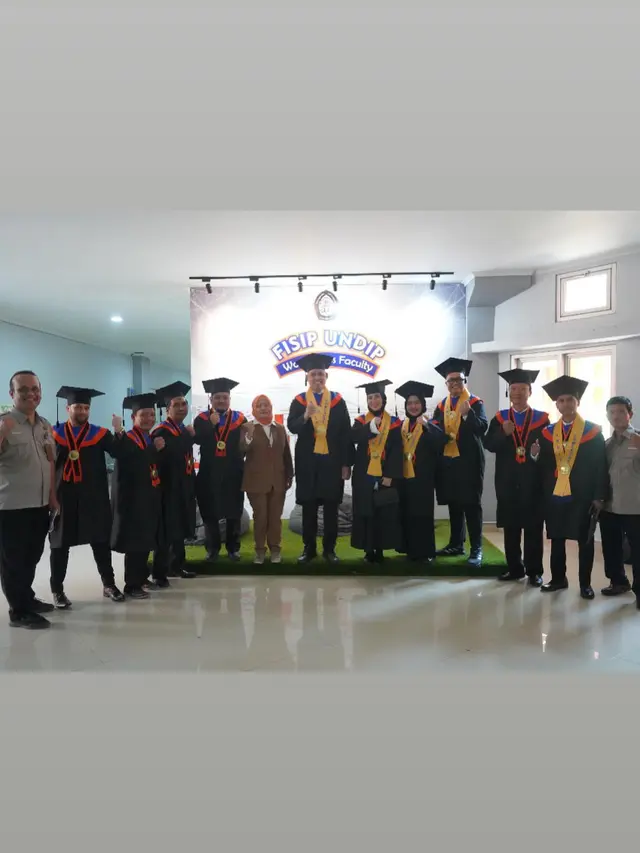 Kuliah Satu Kelas, Ini 7 Potret Chacha Frederica dan Suami Wisuda S2 Bareng