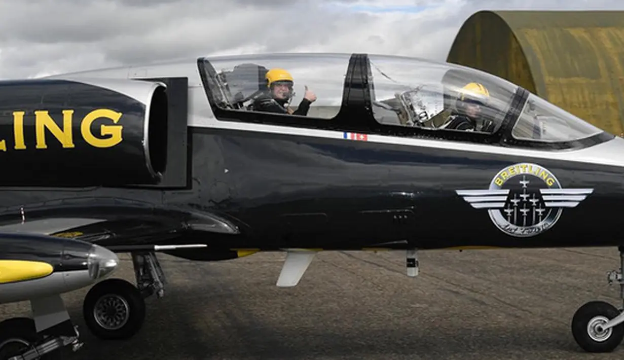 Dalam foto-foto yang diunggahnya saat berada di Dijon Air Bas, Perancis, Maia terlihat mengenakan seragam awak kapal tempur, dan lengkap dengan helm kuningnya. (Instagram/maiaestiantyreal)