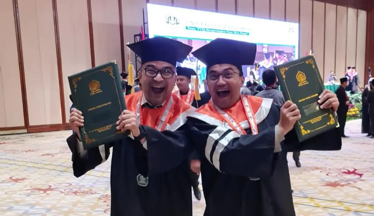 Sahrul Gunawan tidak hanya sendiri, ada juga aktor David Chalik yang juga wisuda bareng. "Ini semua karena support teman2 sekelas dengan spirit "masuk bareng keluar bareng" terutama sahabat saya @davidchalik dan ust @subkialbughury_ (di wisuda lebih dl tahun lalu) yang 'nyari temen' utk ngambil program ini.," tulis Sahrul Gunawan. [Instagram/sahrulgunawanofficial]