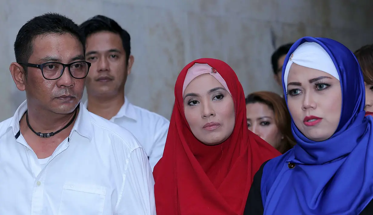 Derita Elma Theana tidak hanya merasakan capek pikiran dan tenaga karena harus bersaksi. Ia juga ditegur oleh sang suami, lantaran terlalu ikut campur urusan Aa Gatot. Meski demikian, suami beserta anak terus mensuportnya. (Deki Prayoga/Bintang.com)