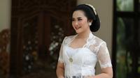 Kebaya Lengan Pendek Klasik Kombinasi Batik (AI)