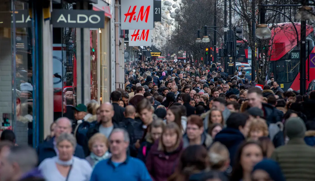 Para pembeli memenuhi troatoar di Oxford Street, pusat kota London pada Sabtu (22/12). Setiap hari Oxford Street yang merupakan salah satu pusat perbelanjaan selalu ramai, namun menjelang natal keramaiannya meningkat. (NIKLAS HALLE'N/AFP)