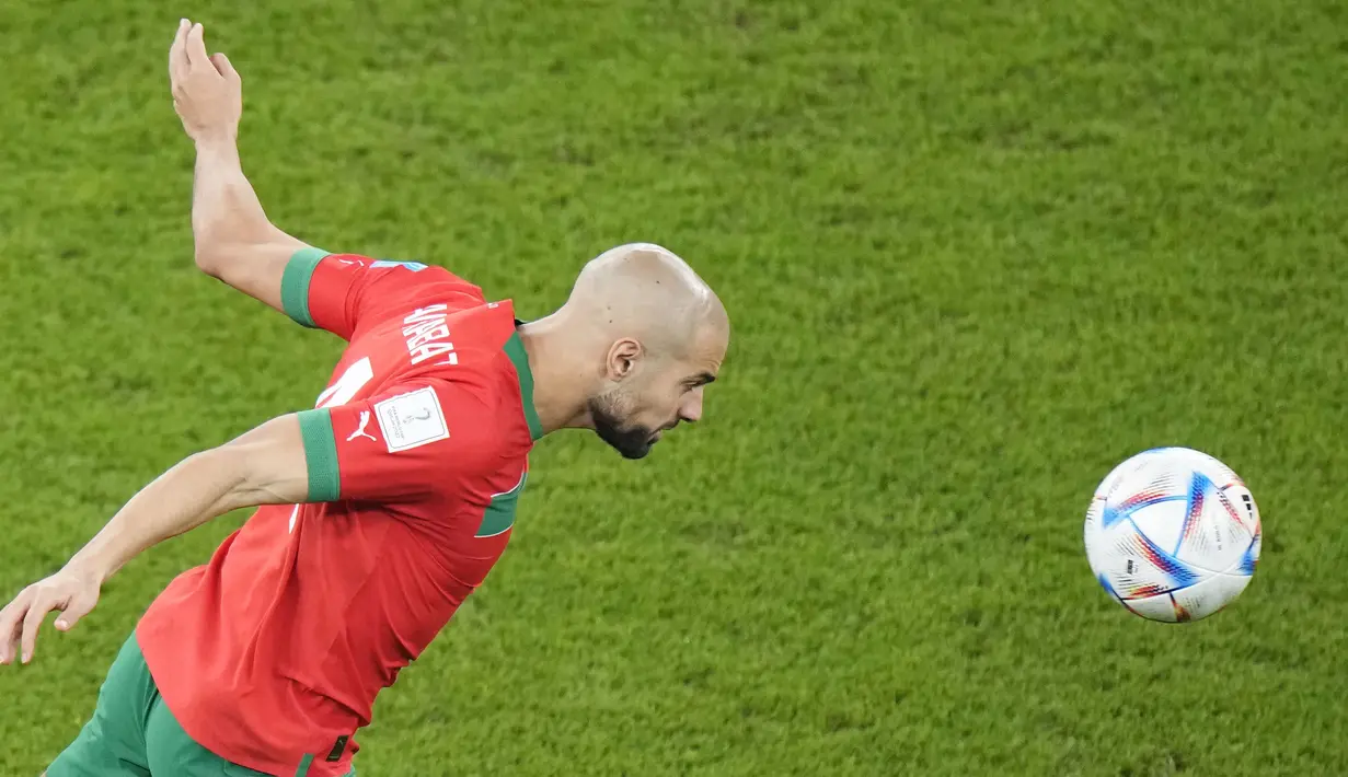 Sofyan Amrabat menjadi pemain Timnas Maroko paling sibuk di Piala Dunia 2022. Jenderal lini tengah Singa Atlas ini bukan hanya tangguh dalam bertahan tapi juga piawai dalam membangun serangan. (AP Photo/Luca Bruno)
