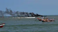 Dua kapal yang menggunakan jaring Pukat Harimau atau Trawl dibakar para nekayan tradisional Bengkulu (Liputan6.com/Yuliardi Hardjo)