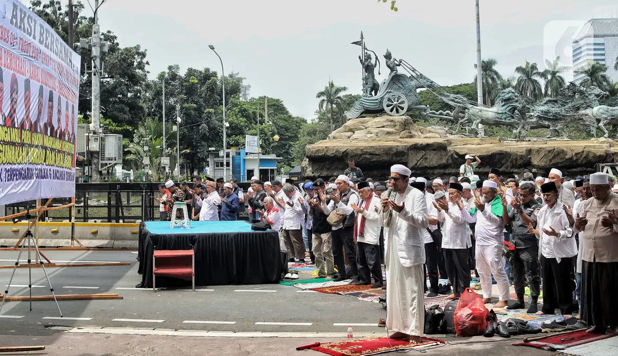 Massa yang tergabung dalam Aksi Bersama Menuntut Mahkamah Konstitusi (MK) Adil dan Benar melaksanakan salat Jumat di kawasan Patung Kuda, Jakarta Pusat, Jumat (19/4/2024). (Liputan6.com/Angga Yuniar)