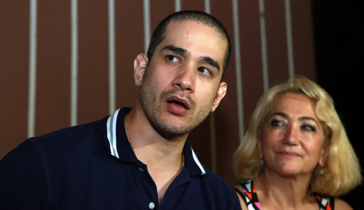 Ketika ditemui di Green Andara, Pondok Labu, Jakarta Selatan, Minggu (27/12) malam, mantan suami Vivane ini mengaku tidak masalah dengan perbedaan keyakinan yang dianut oleh sang ibunda. Meski muslim, ibunya tetap menghargai. (Deki Prayoga/Bintang.com)