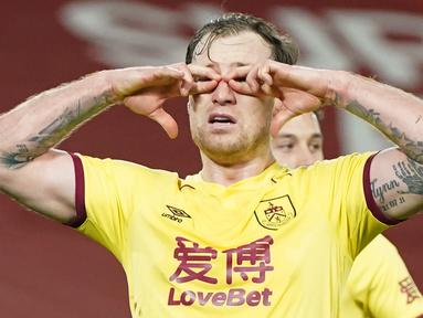 Striker Burnley, Ashley Barnes melakukan selebrasi usai mencetak gol ke gawang Liverpool lewat eksekusi penalti dalam laga lanjutan Liga Inggris 2020/21 di Anfield Stadium, Liverpool, Kamis (21/1/2021). Burnley menang 1-0 atas Liverpool. (AFP/Jon Super/Pool)