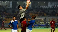 Penjaga gawang AFF All Star, Hassan Bin Abdullah Sunny, berhasil mengamankan bola dari TA Mushafry (Indonesia-19) saat berlaga di Stadion GBK Jakarta, (11/5/2014). (Liputan6.com/Helmi Fithriansyah)