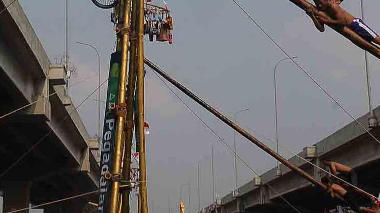 Uniknya, lomba panjat pinang ini tidak diadakan di atas tanah, melainkan di tengah-tengah aliran sungai.