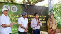 Harapan Warga Pancer Banyuwangi Terkabul, Menhut Serahkan SK Pelepasan Kawasan Hutan