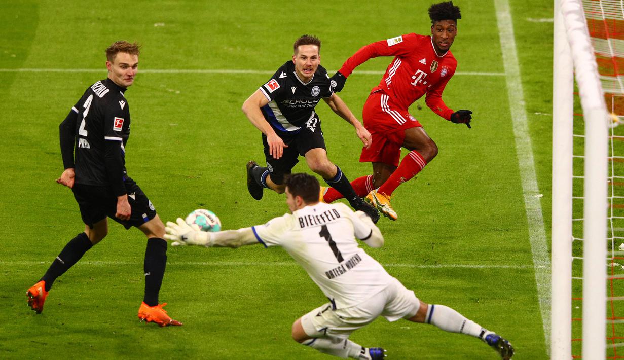 Kiper Arminia Bielefeld, Stefan Ortega memotong umpan yang dilepaskan striker Byern Munich, Kingsley Coman (kanan) dalam laga lanjutan Liga Jerman 2020/21 pekan ke-21 di Allianz Arena, Munich, Senin (15/2/2021). Arminia Bielefeld bermain imbang 3-3 dengan Bayern Munich. (AFP/Adam Pretty/Pool)