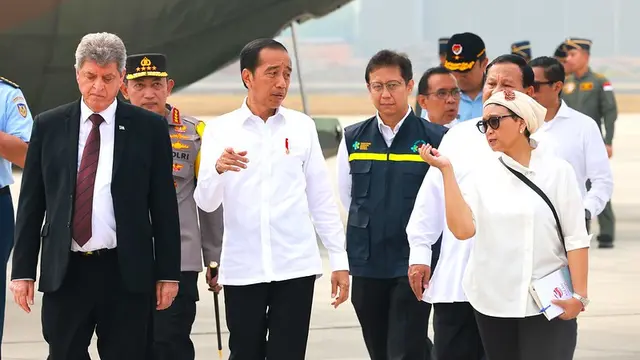 Presiden Jokowi didampingi Menteri Kesehatan Budi Gunadi Sadikin serta anggota kabinet lain pada Sabtu, 5 November 2023 saat melepas bantuan untuk warga Palestina. (Foto: Dok Kemenkes)