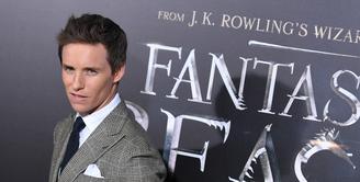 Aktor tampan Eddie Redmayne sedang ramai dibicarakan terkait dengan film terbarunya yang bertajuk “Fantastic Beasts And Where to Find Them”. Selain itu dirinya juga dikabarkan pernah memiliki hubungan spesial dengan Taylor Swift. (AFP/Bintang.com)