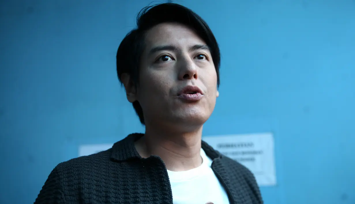 Pemeran dalam film Hitam dan Putih itu juga tak mau terburu-buru untuk mengakhiri masa lajangnya. Bagi pemeran sinetron Siapa Takut Jatuh Cinta itu, santai soal pendamping hidup. (Nurwahyunan/Bintang.com)