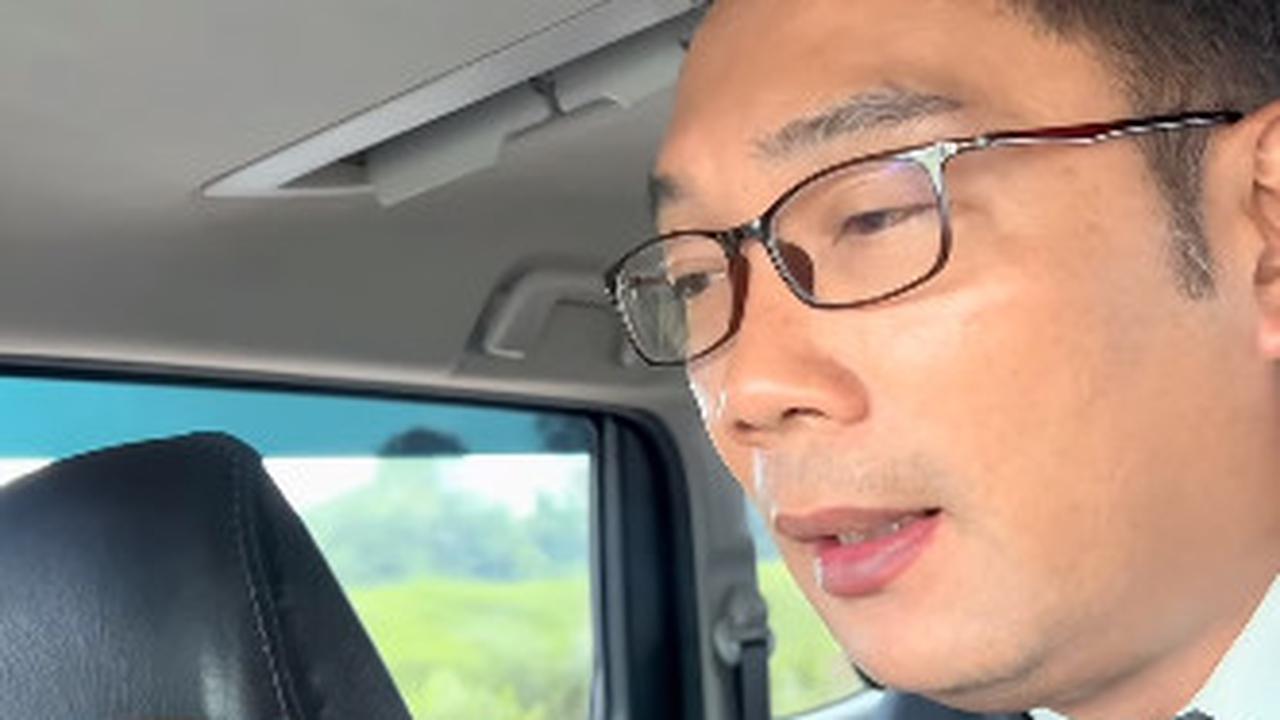 Sembari berbincang, sang sopir lantas terhubung via telepon dengan sang istri.
