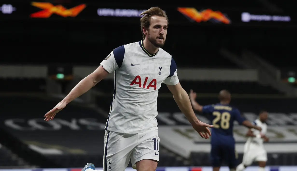 Striker Tottenham Hotspur, Harry Kane melakukan selebrasi usai mencetak gol pertama timnya ke gawang Dinamo Zagreb dalam laga leg pertama babak 16 besar Liga Europa 2020/2021 di Tottenham Hotspur Stadium, London, Kamis (11/3/2021). Tottenham menang 2-0 atas Dinamo Zagreb. (AFP/Alastair Grant/Pool)