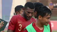 Pelatih Timnas Indonesia U-22, Indra Sjafri, menyebut Marinus Wanewar sebagai sosok yang cerdas, dewasa, dan mampu mengendalikan emosi dalam pertandingan. (Bola.com/Zulfirdaus Harahap)